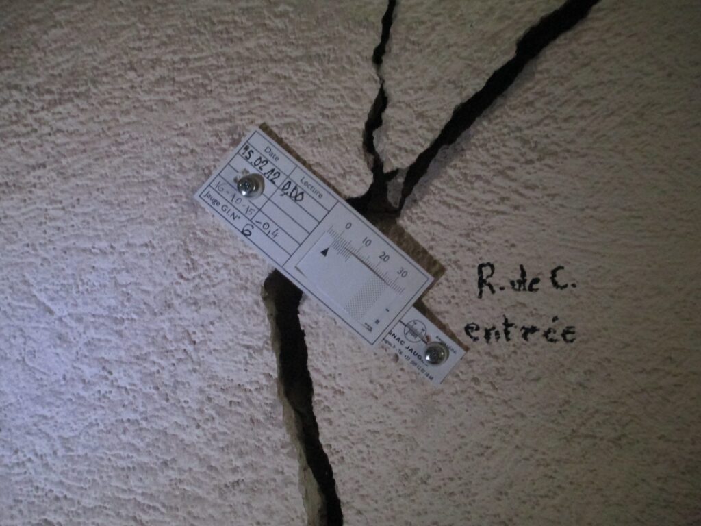 Fissures structurelles relevées sur un bâtiment à Breil